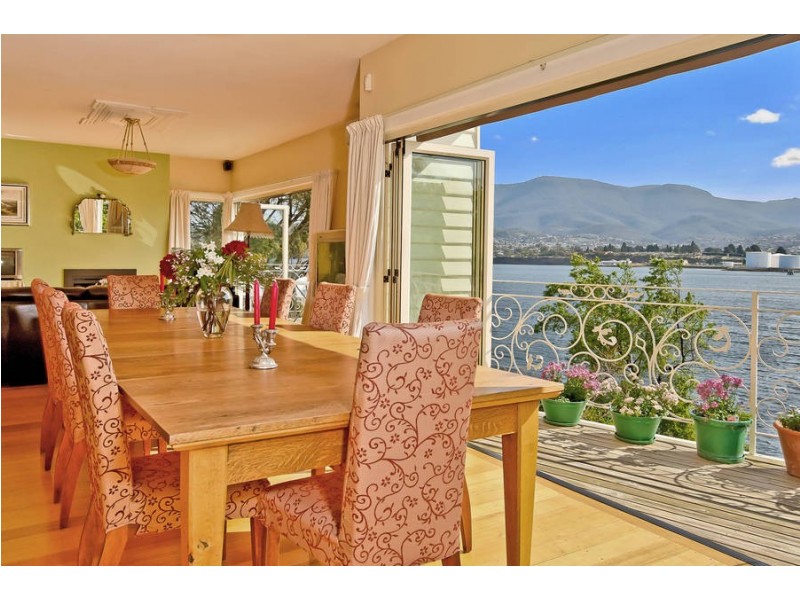 91 Derwent Avenue, Lindisfarne TAS 7015