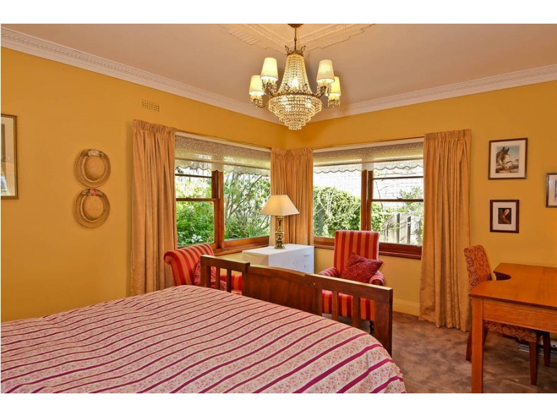 91 Derwent Avenue, Lindisfarne TAS 7015