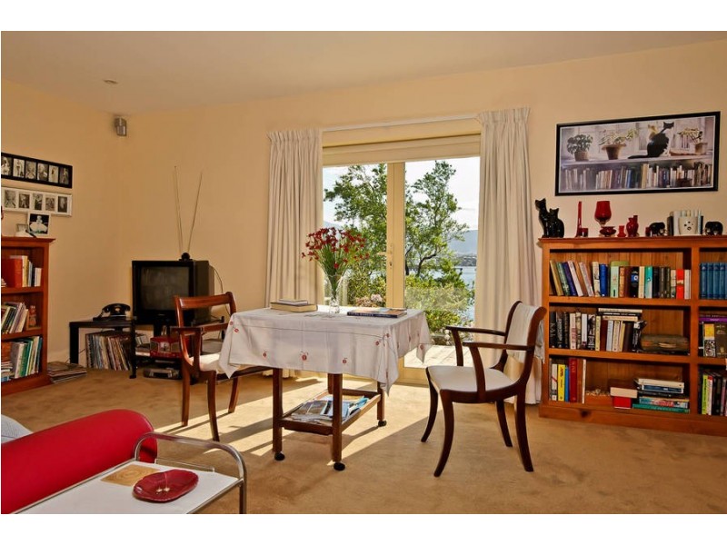 91 Derwent Avenue, Lindisfarne TAS 7015