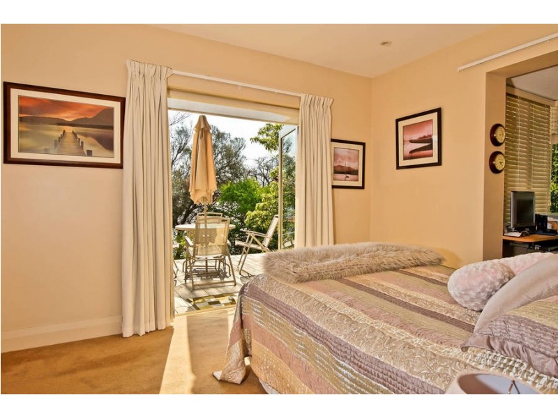 91 Derwent Avenue, Lindisfarne TAS 7015