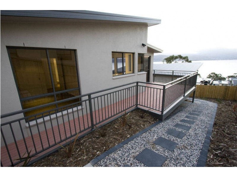 2/672 Oceana Drive, Tranmere TAS 7018