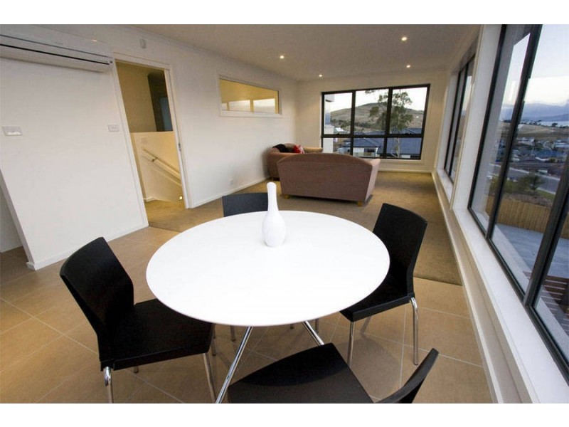 2/672 Oceana Drive, Tranmere TAS 7018