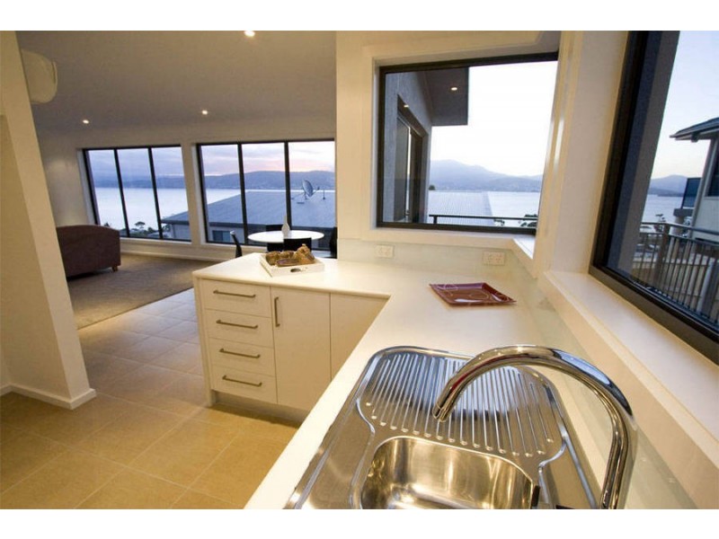 2/672 Oceana Drive, Tranmere TAS 7018