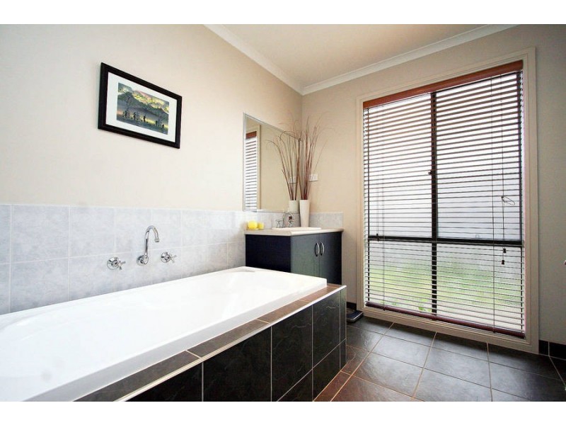3 Barrine Court, Skye VIC 3977