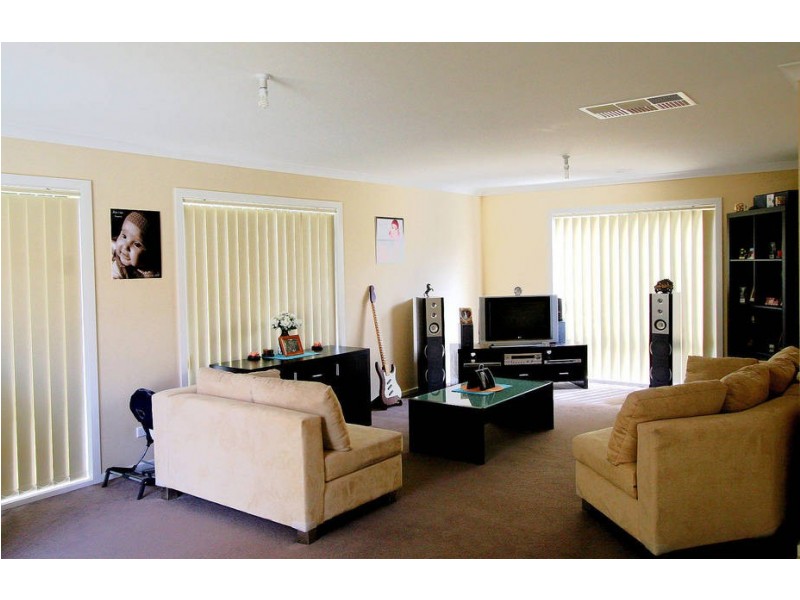 5 Bradford Drive, Cranbourne VIC 3977