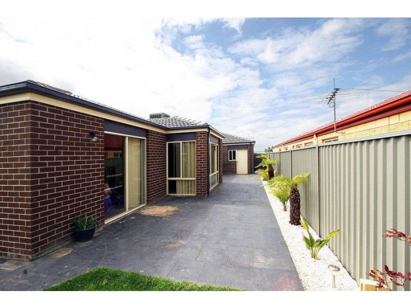 5 Bradford Drive, Cranbourne VIC 3977