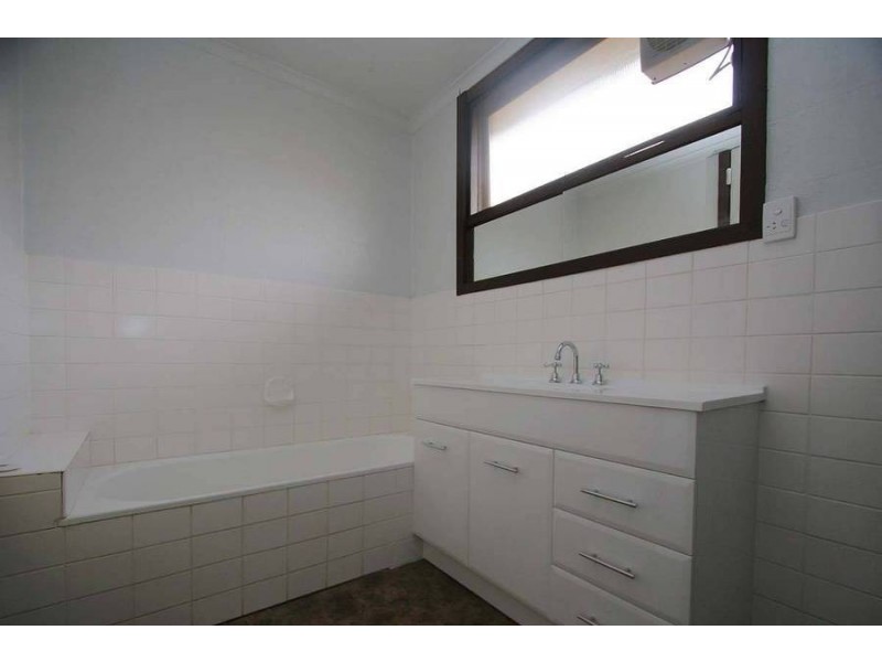 8 The Trossachs, Frankston VIC 3199