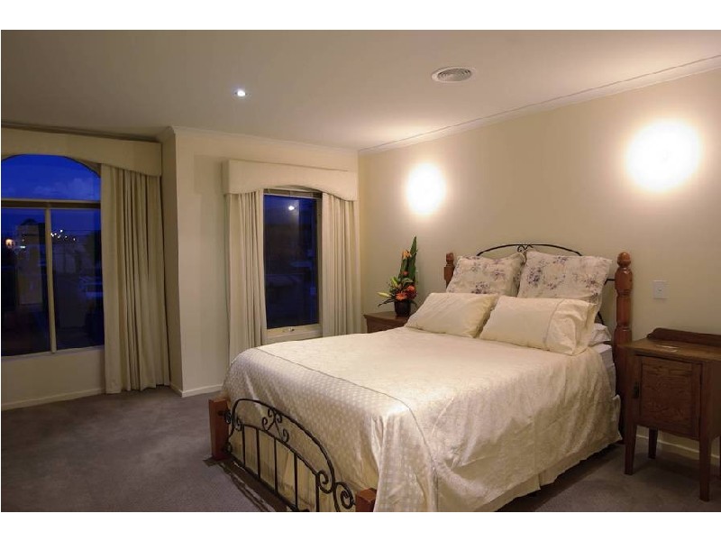 1 Bond St, Newtown VIC 3220