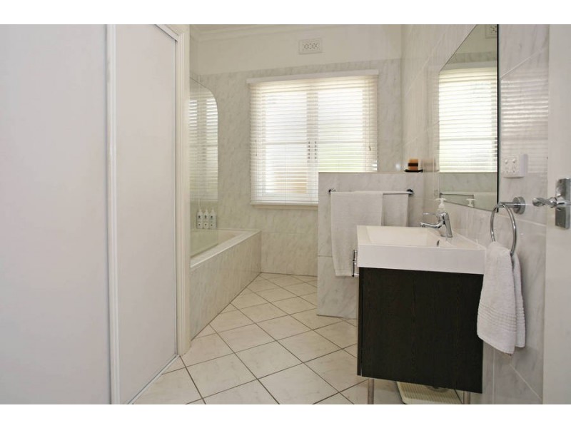 6 Staverly Road, Herne Hill VIC 3218