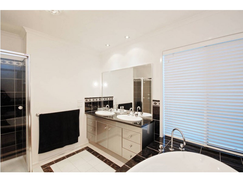 8 Mackie Close, Hamlyn Heights VIC 3215