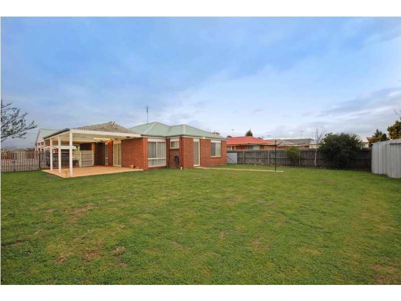 27 Homestead Drv, St Albans Park VIC 3219