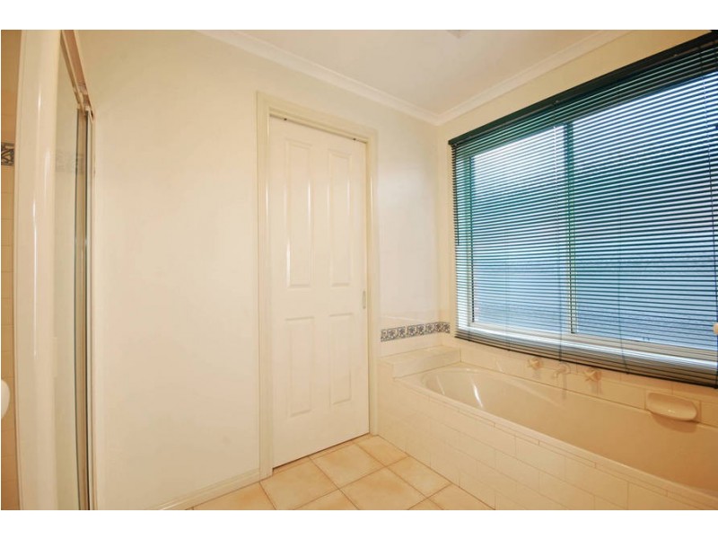 27 Homestead Drv, St Albans Park VIC 3219