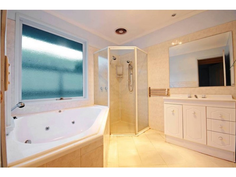 12 Dorr Crt, Belmont VIC 3216