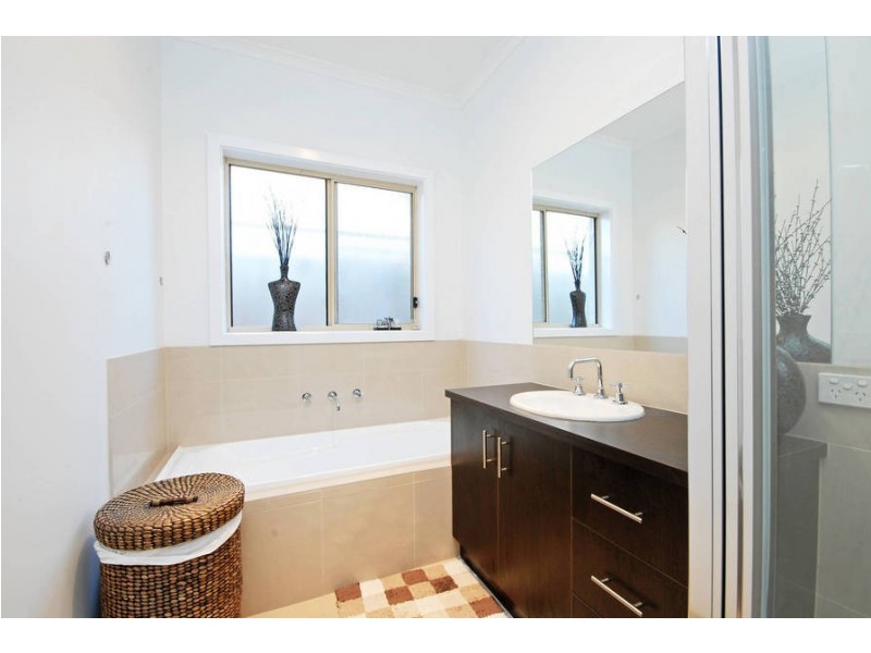 1/6 Newbank Court, Leopold VIC 3224