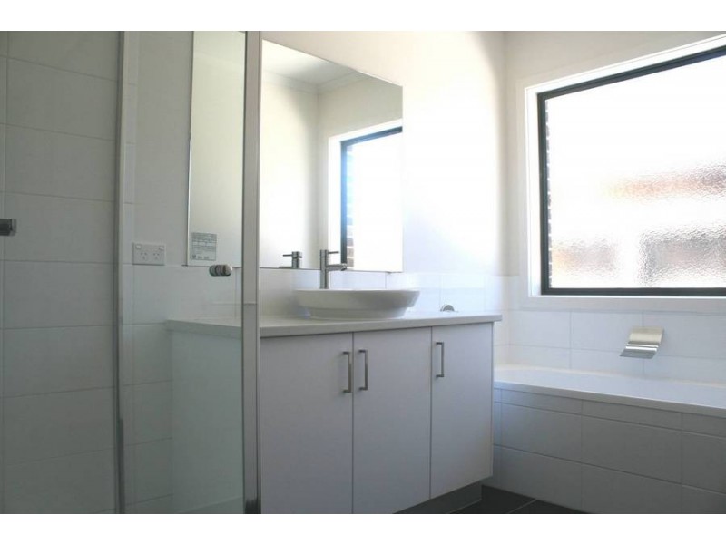 1/8 Eaglemont Crescent, Bell Post Hill VIC 3215