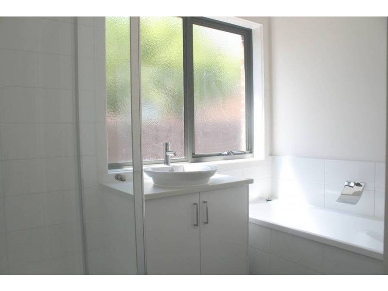 2/8 Eaglemont Crescent, Bell Post Hill VIC 3215