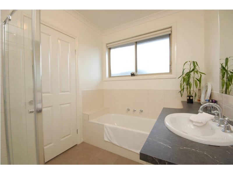 2/25 Clarke Avenue, Belmont VIC 3216