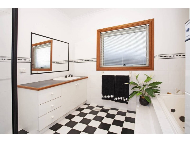 11 Bourbon Way, Waurn Ponds VIC 3216