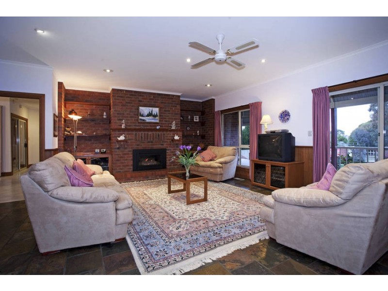 11 Bourbon Way, Waurn Ponds VIC 3216