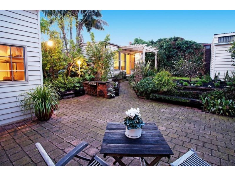 2 Buckland Avenue, Newtown VIC 3220