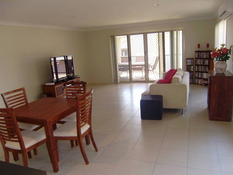 4 Shallow Bay Drive, Springfield Lakes QLD 4300