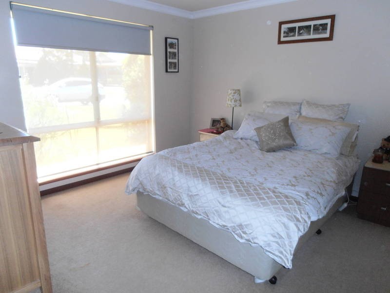 8A Paddington Dr, Hannans WA 6430