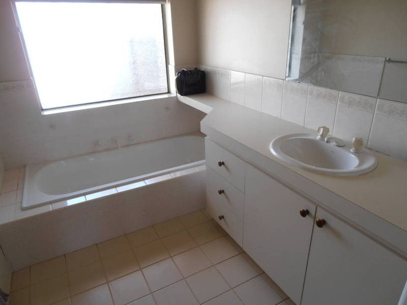 8A Paddington Dr, Hannans WA 6430