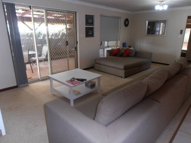 8A Paddington Dr, Hannans WA 6430