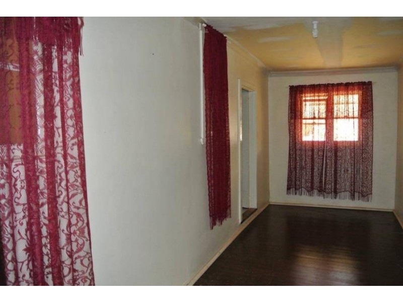 2 Russell St, Lamington WA 6430