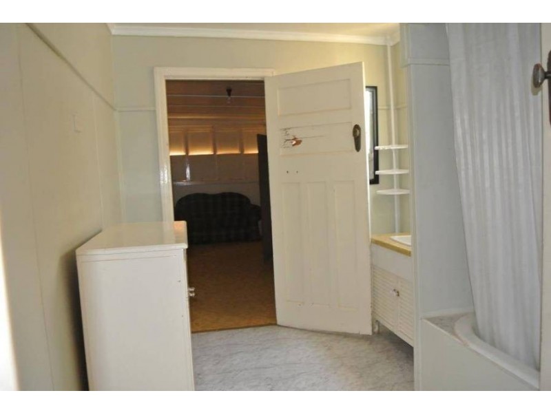 2 Russell St, Lamington WA 6430