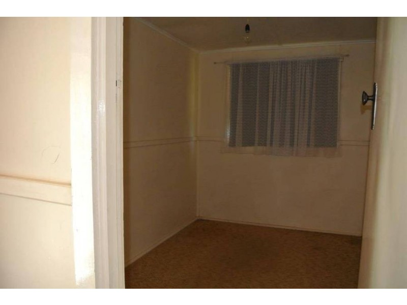 2 Russell St, Lamington WA 6430