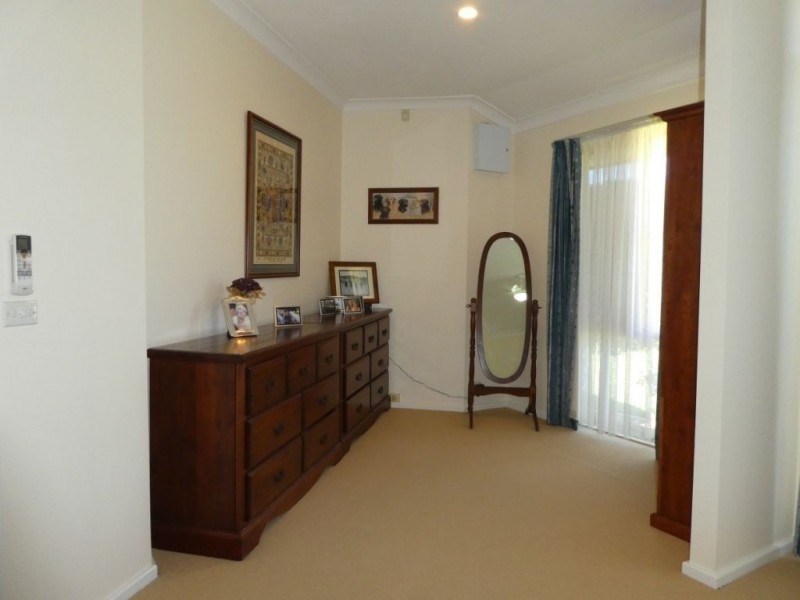 11 Robertson Street, West Lamington WA 6430