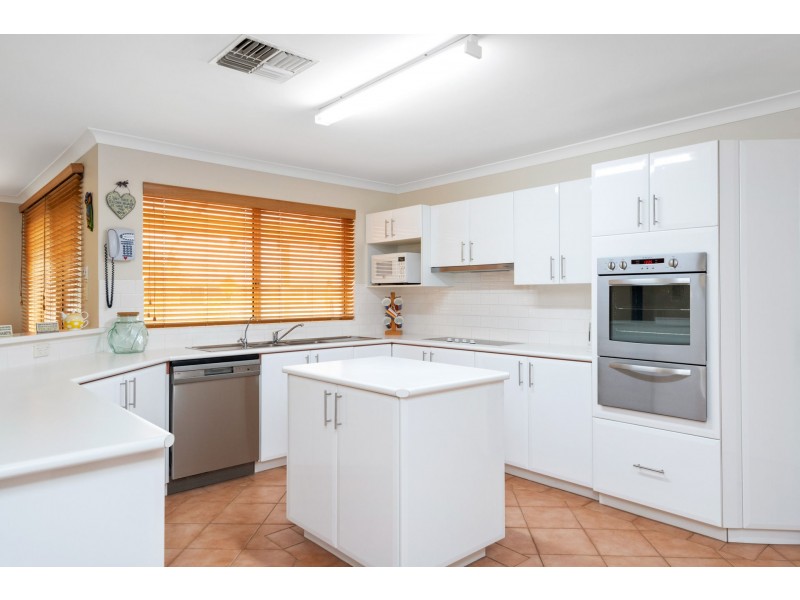 6 Riverina Way, Hannans WA 6430