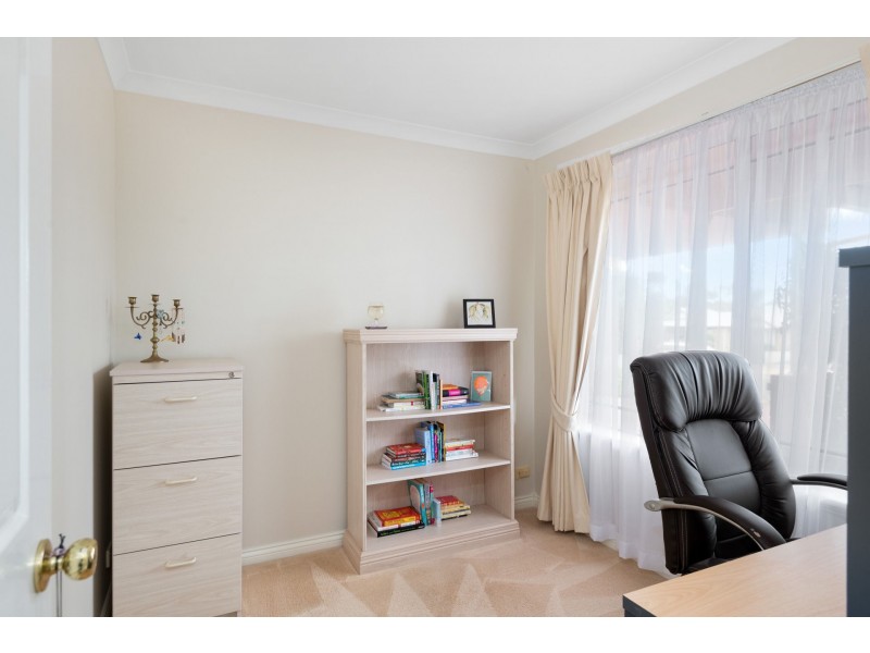 6 Riverina Way, Hannans WA 6430