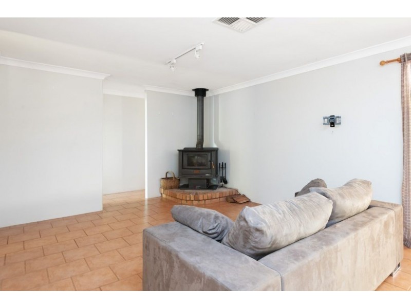 6 Robertson Street, West Lamington WA 6430