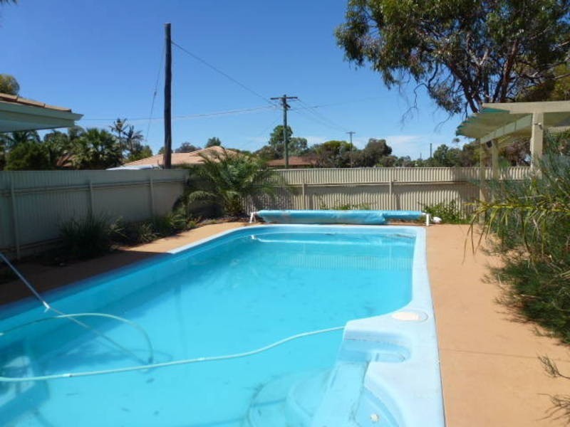 31 Burkett Dr, Hannans WA 6430