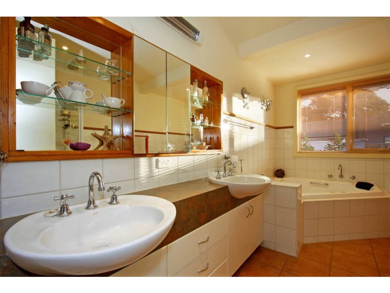 91 Eastbourne Rd, Rosebud VIC 3939