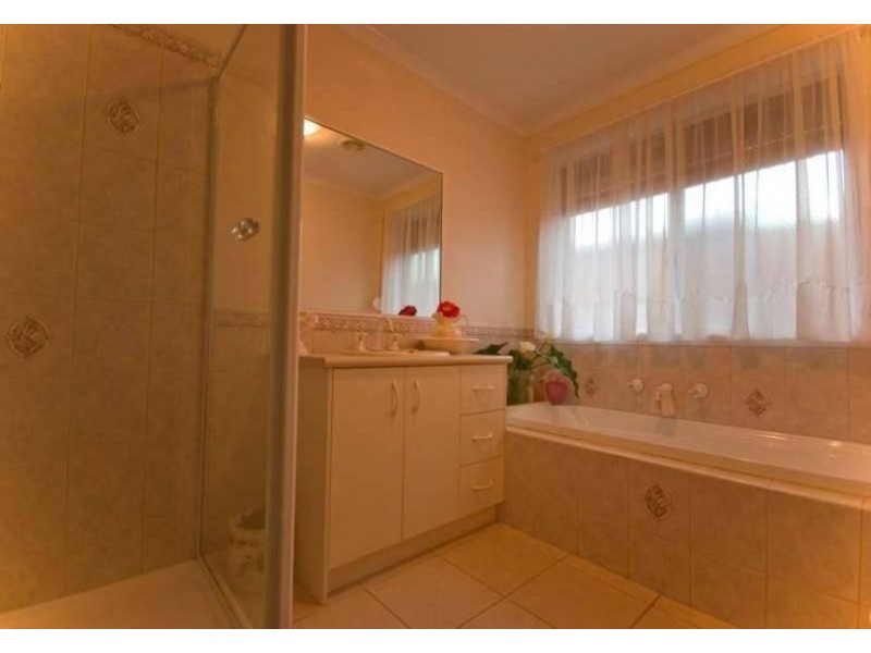 4 Karingal Drv, Rosebud West VIC 3940