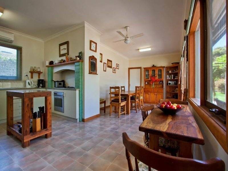 64 Western Parade, Point Leo VIC 3916