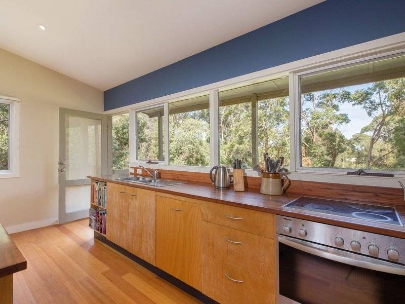 6 Pt Leo Rd, Point Leo VIC 3916