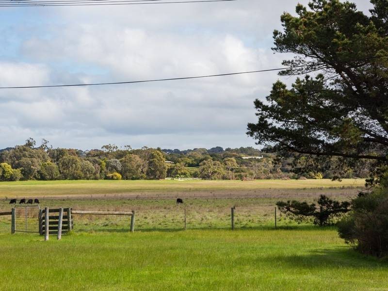 68 Western Pde, Point Leo VIC 3916