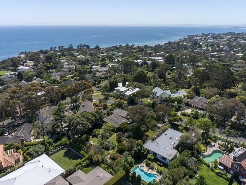 6 & 8 Roehampton Cres, Mount Eliza VIC 3930