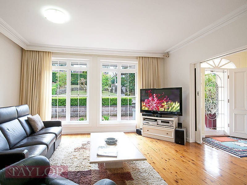 8 Lind Avenue, Oatlands NSW 2117