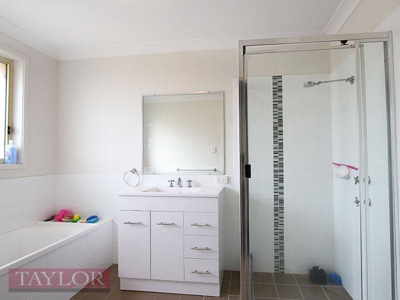 32 Niven Parade, Rutherford NSW 2320