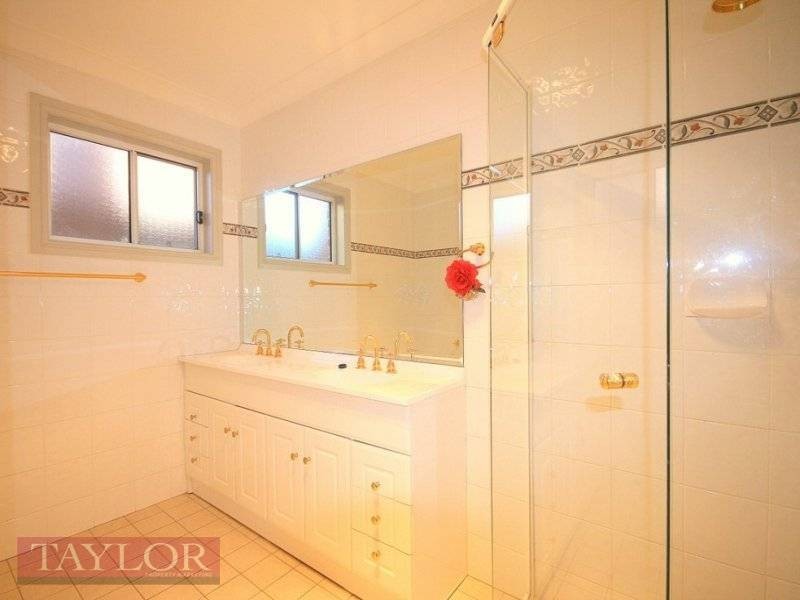 18 Hunterford Crescent, Oatlands NSW 2117