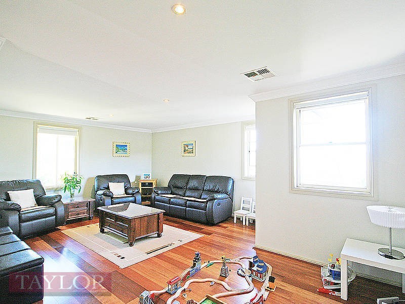 6 Hunterford Crescent, Oatlands NSW 2117