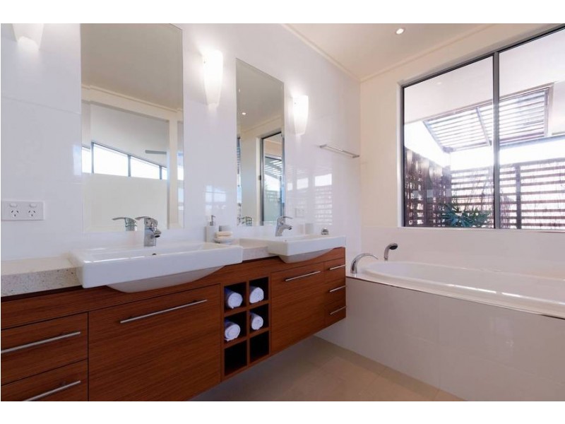 4 Rossman Road, Smithfield QLD 4878