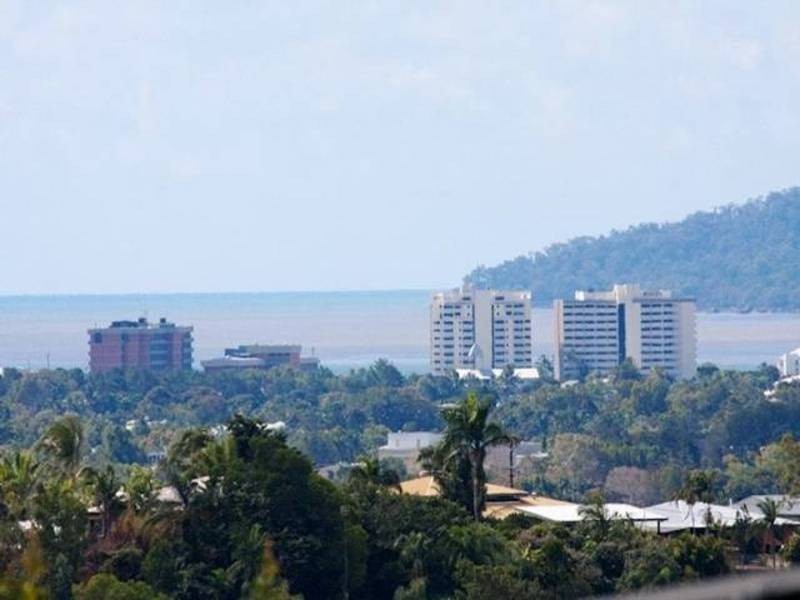 8 Julian Close, Mooroobool QLD 4870