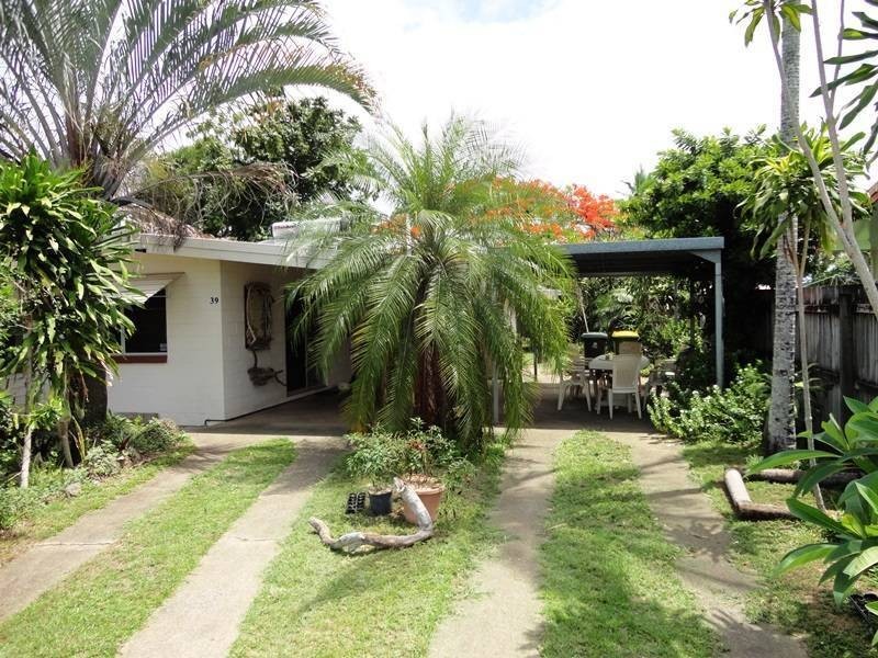 39 Tamarind Street, Holloways Beach QLD 4878