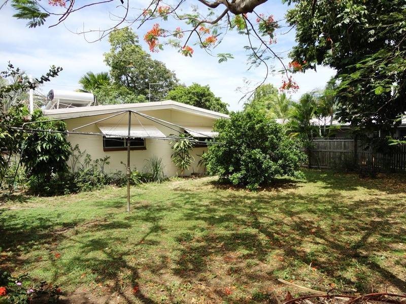 39 Tamarind Street, Holloways Beach QLD 4878
